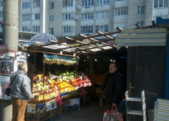 Нарешті: у Тернополі забирають кіоски на Київській, які заважали ходити