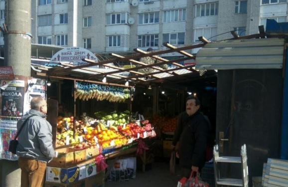 Нарешті: у Тернополі забирають кіоски на Київській, які заважали ходити