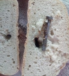 Чого тільки не знаходять тернополяни у…хлібі (Фотофакт)