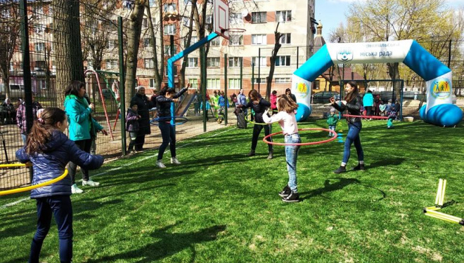У ще одному мікрорайоні міста відкрили універсальний спортивний майданчик