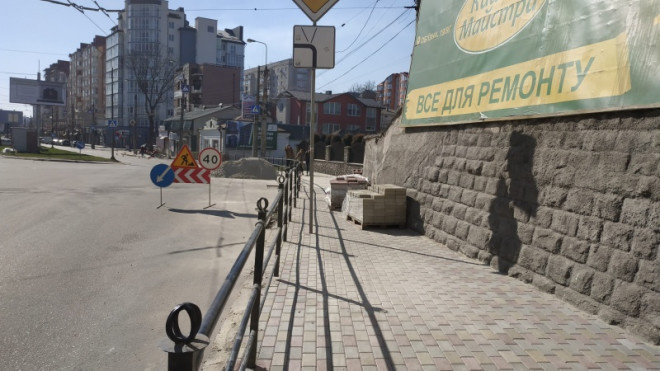 Буде краще ходити: у Тернополі ремонтують тротуар біля моста (фотофакт)