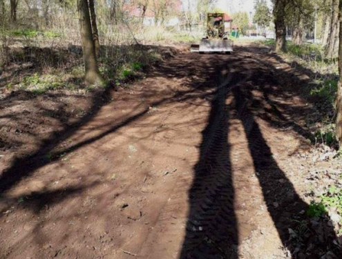 До Дальнього пляжу у Тернополі почали робити окрему доріжку для пішоходів та велосипедистів
