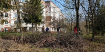 У Тернополі прибрали зелену зону між парком Націального Відродження та будинком на Вербицького