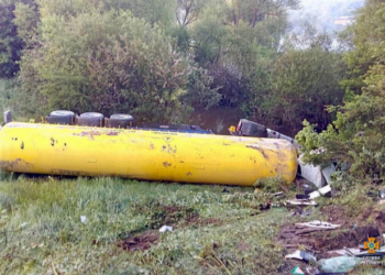 На Тернопільщині біда: перекинувся автомобіль, що перевозив цистерну зі скрапленим газом