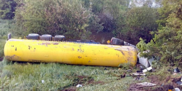 На Тернопільщині біда: перекинувся автомобіль, що перевозив цистерну зі скрапленим газом