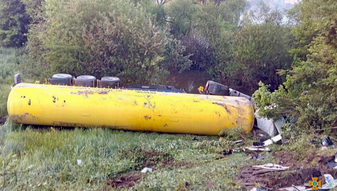 На Тернопільщині біда: перекинувся автомобіль, що перевозив цистерну зі скрапленим газом