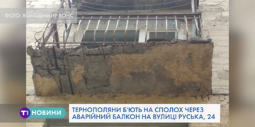 У центрі Тернополя людям на голову падає каміння (Відео)