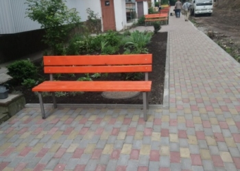 Біля деяких тернопільських будинків з’являться нові лавочки