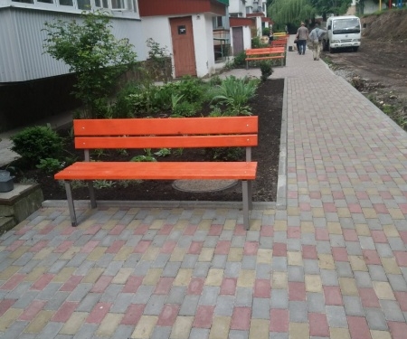 Біля деяких тернопільських будинків з’являться нові лавочки