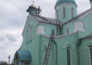 Купола церкви, що на Тернопільщині, «одягають у золото» (фотофакт)