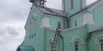 Купола церкви, що на Тернопільщині, «одягають у золото» (фотофакт)