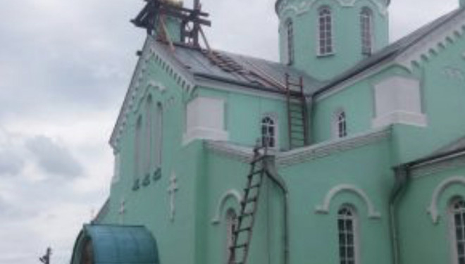 Купола церкви, що на Тернопільщині, «одягають у золото» (фотофакт)