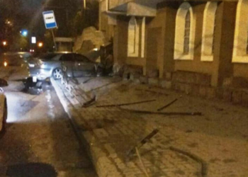 У центрі Тернополя водій просто “зніс” загорожу (фотофакт)