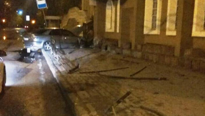 У центрі Тернополя водій просто “зніс” загорожу (фотофакт)