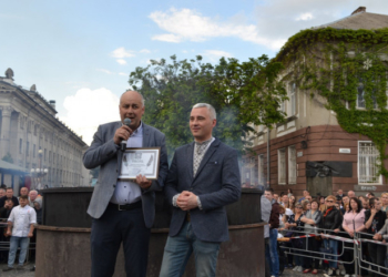 До встановлення рекорду в Тернополі Аграрна партія долучилася продуктами.