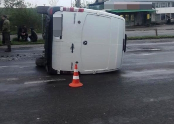 Неподалік Тернополя перекинувся бус (фотофакт)