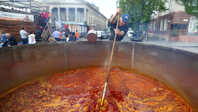 Організатори розповіли, хто і за яким рецептом готував рекордний бограч на фестивалі “Тернопільська БРАМА”