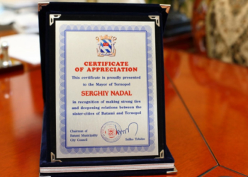 Представники грузинської делегації вручили очільнику Тернополя Почесну грамоту