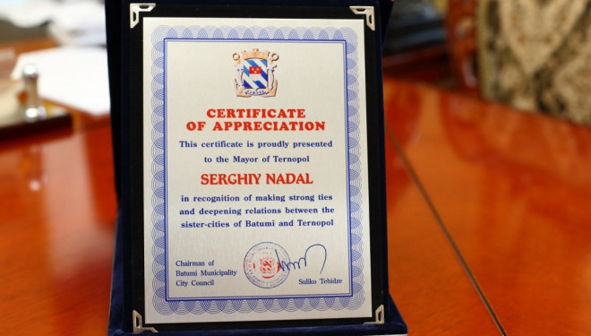 Представники грузинської делегації вручили очільнику Тернополя Почесну грамоту