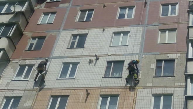 У Тернополі продовжують ремонтувати міжпанельні шви у багатоповерхівках