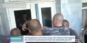 Працівники спецслужб на Тернопільщині звільняли виборчу дільницю від зловмисників (Відео)