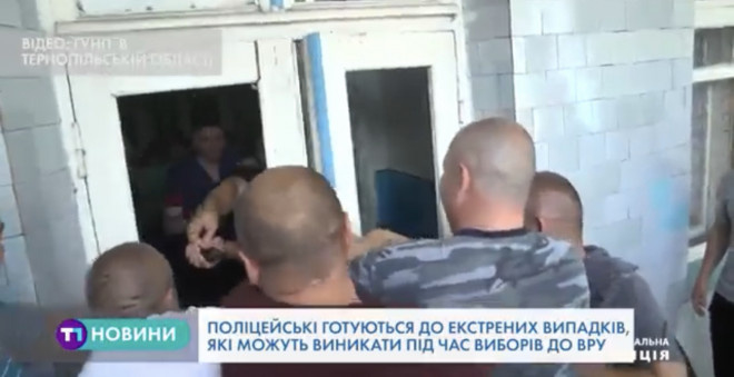 Працівники спецслужб на Тернопільщині звільняли виборчу дільницю від зловмисників (Відео)