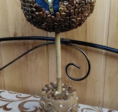 Із кави, монет, доларів тернополянка створює розкішні дерева