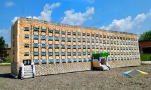За 24 доби жителька Чорткова “збудувала” з паперу точну копію рідної школи