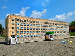 За 24 доби жителька Чорткова “збудувала” з паперу точну копію рідної школи