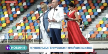 У Тернополі випускниці вразили розкішними сукнями (Відео)