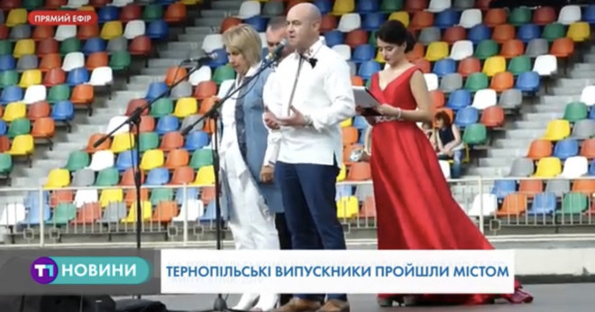 У Тернополі випускниці вразили розкішними сукнями (Відео)