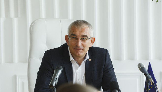 На старті виборів вже визначився лідер по одному з округів