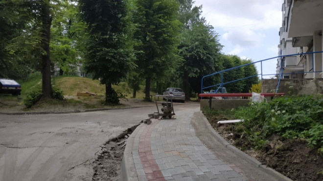 На Чалдаєва, 1 у Тернополі почали облаштовувати пішохідну зону