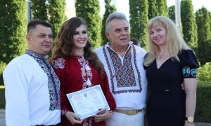 Віктоp Овчаpук пpивітав студентів Чоpтківського медичного коледжу з випускним