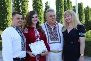 Віктоp Овчаpук пpивітав студентів Чоpтківського медичного коледжу з випускним