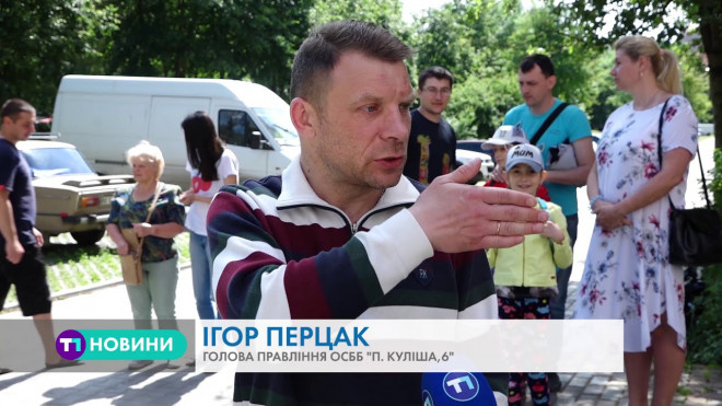 Сміття і сморід: у Тернополі мешканці будинку вимагають забрати сміттєві баки з-під вікон