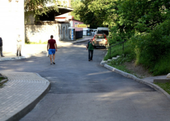 Ще на одному міжбудинковому проїзду навели порядок