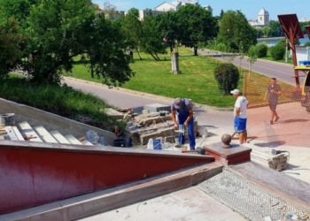 Сходи, що біля фонтану «Сльози Гронського» у Тернополі, облаштовують декоративним каменем