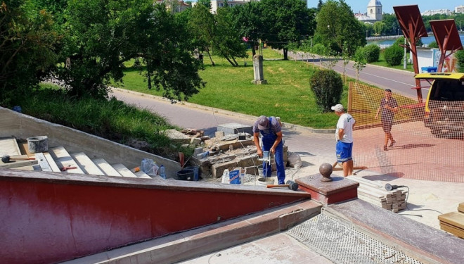 Сходи, що біля фонтану «Сльози Гронського» у Тернополі, облаштовують декоративним каменем