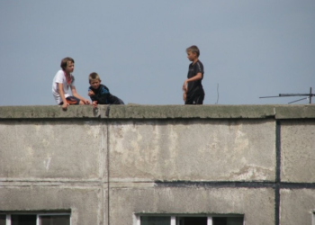 Тернополяни, про вихід дітей на покрівлю у багатоповерхівці повідомляйте ЖЕК