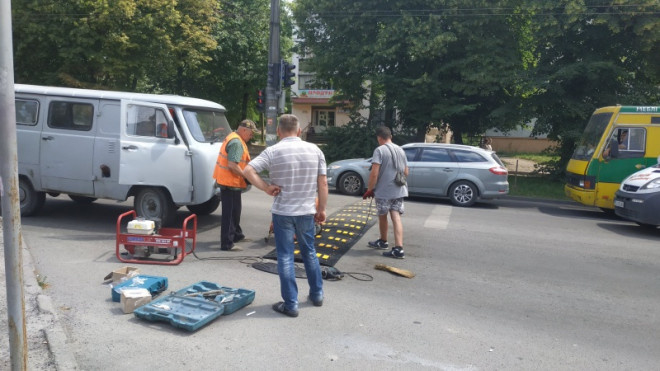 Чому на Тарнавського у Тернополі поставили “лежачого поліцейського”?