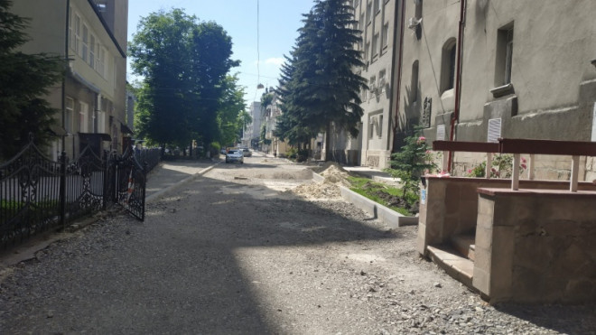 У Тернополі ремонтують ділянку у центральній частині (фотофакт)