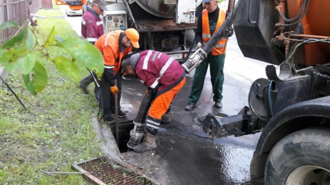 У Тернополі проводять очищення дощеприймальних колодязів