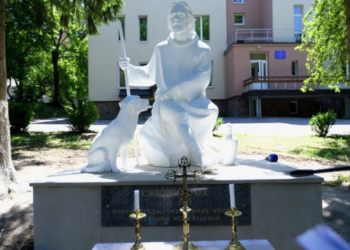 У Тернополі встановили памятник святому, який родом з Франції