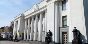 «Довіряти парламент тим, хто ще недавно брав участь у шоу та світських раутах – ризиковано», – Степан Барна