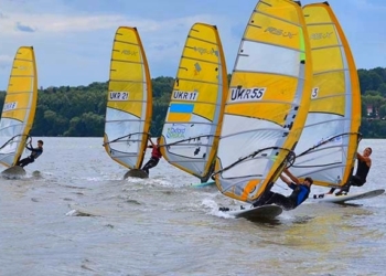У Тернополі відбуваються змагання з віндсерфінгу