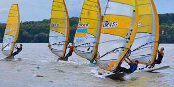 У Тернополі відбуваються змагання з віндсерфінгу