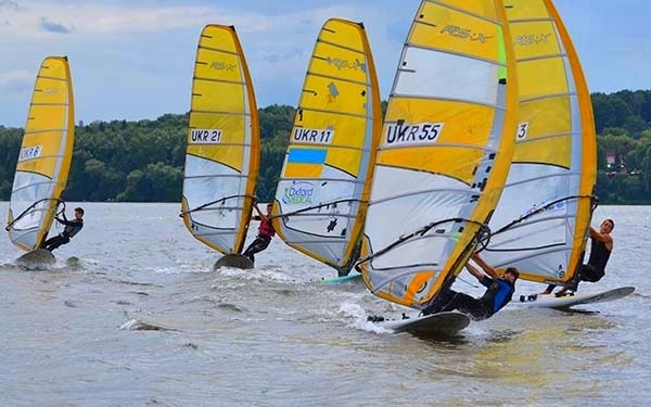 У Тернополі відбуваються змагання з віндсерфінгу