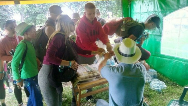 Спраглого – напоїти: Аграрна партія помагає паломникам до Зарваниці