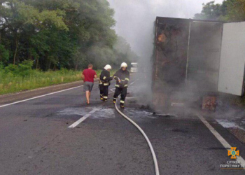 Посеред дороги у Тернополі загорівся вантажний автомобіль